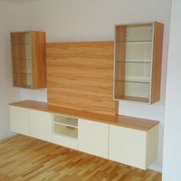 Wohnlandschaft mit Hängeschränken aus Holz